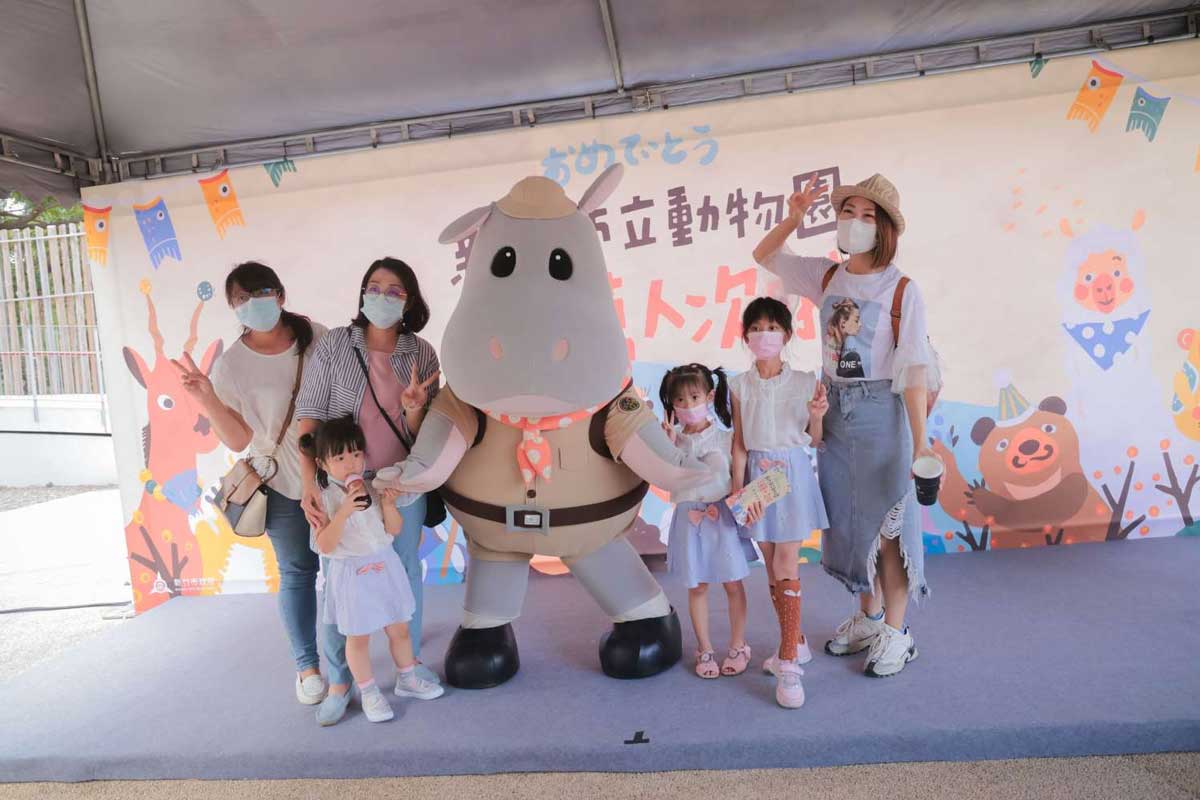 新竹市立動物園吉祥物與民眾合照