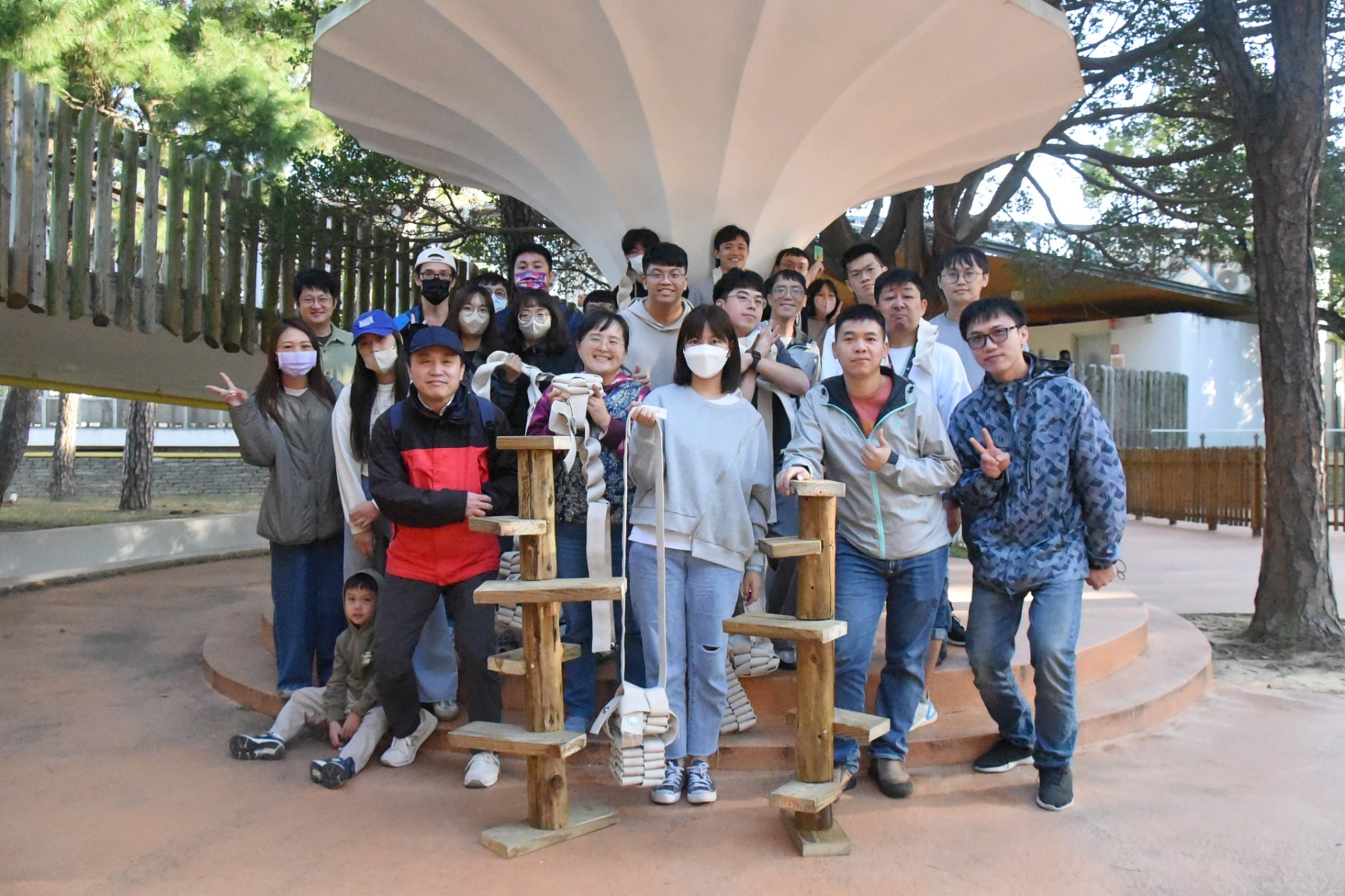 建興儲存科技公司員工與遊具合照