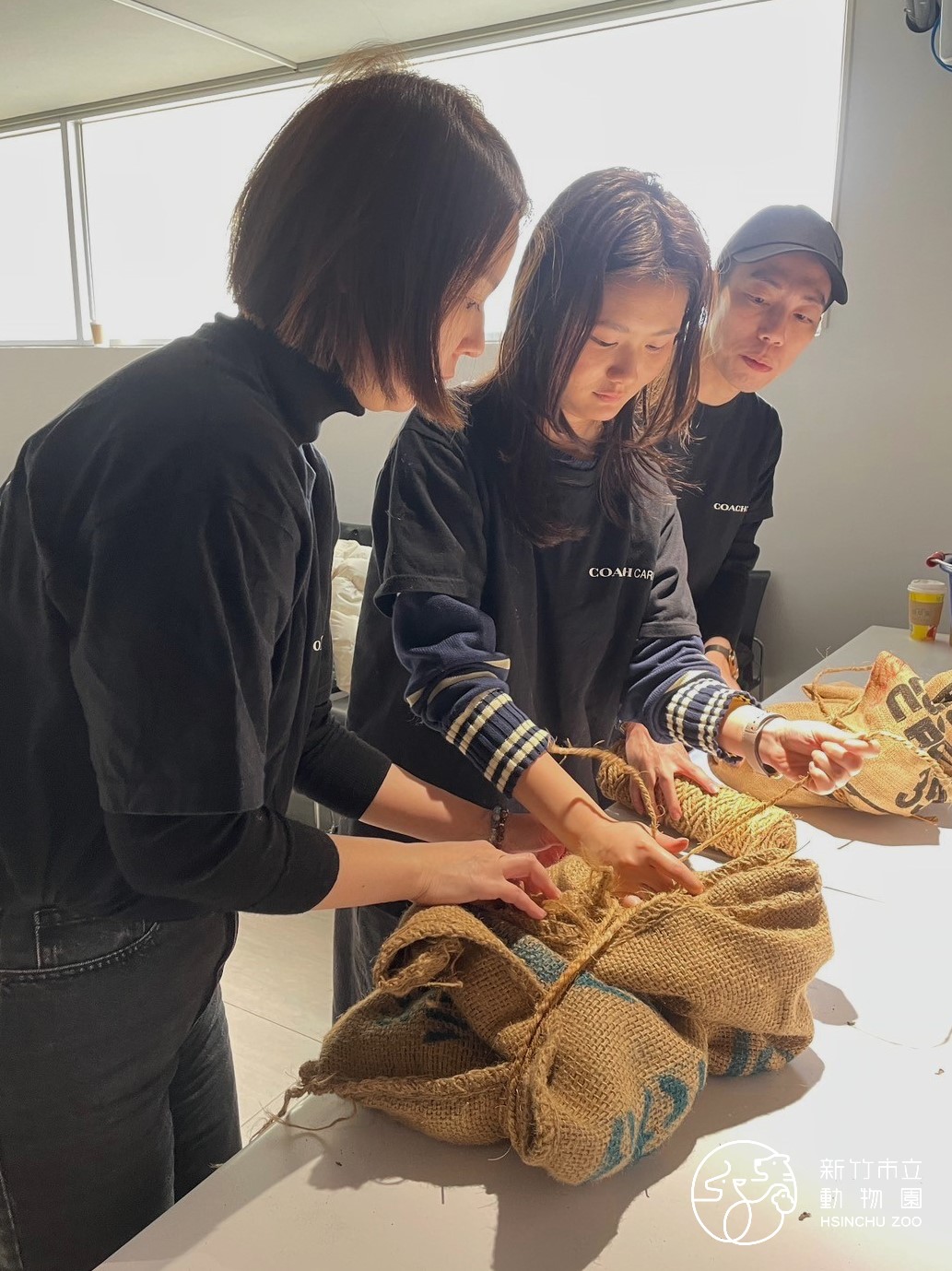 Coach員工製作馬來熊玩具過程