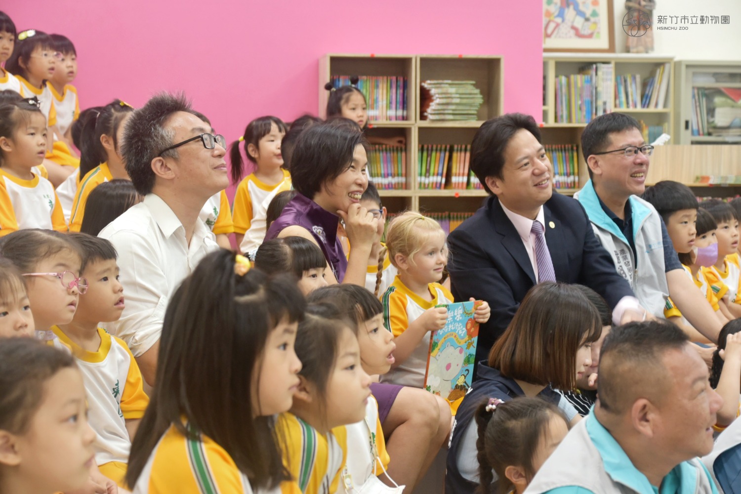 邱代理市長與幼兒園88位學童們一同欣賞樂樂布偶的開場表演，並親手將繪本贈送給東園國小的師生