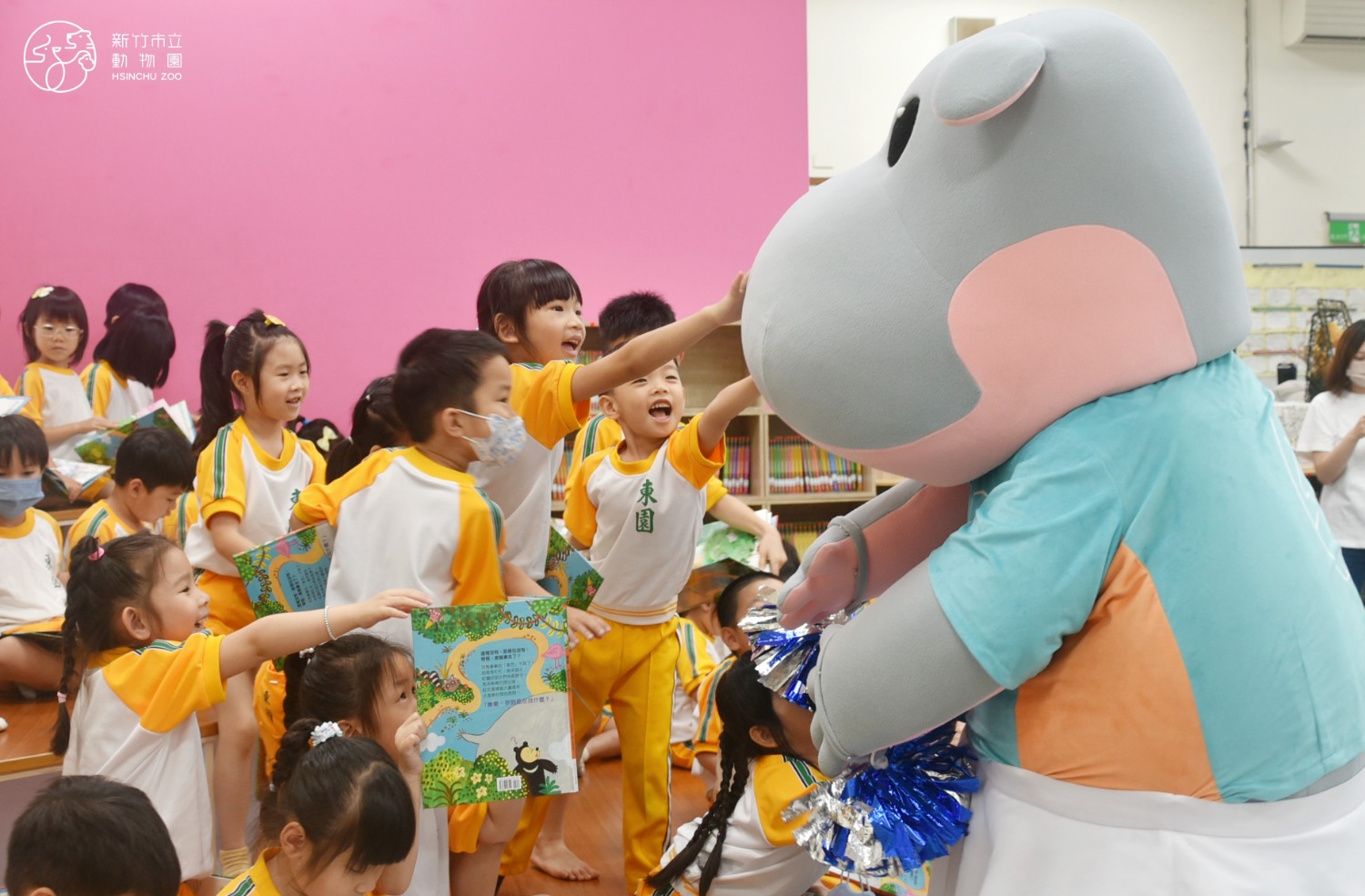動物園吉祥物河馬樂樂與小朋友互動，深受喜愛