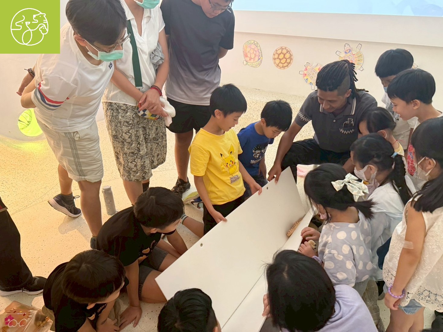 豬鼻舌助教示範蛇的移動方式