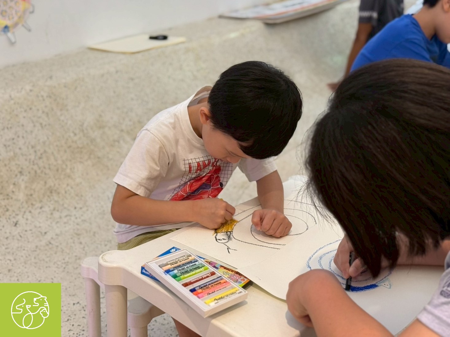 聽完介紹後，小朋友動手創作自己的夢幻蛇蛇