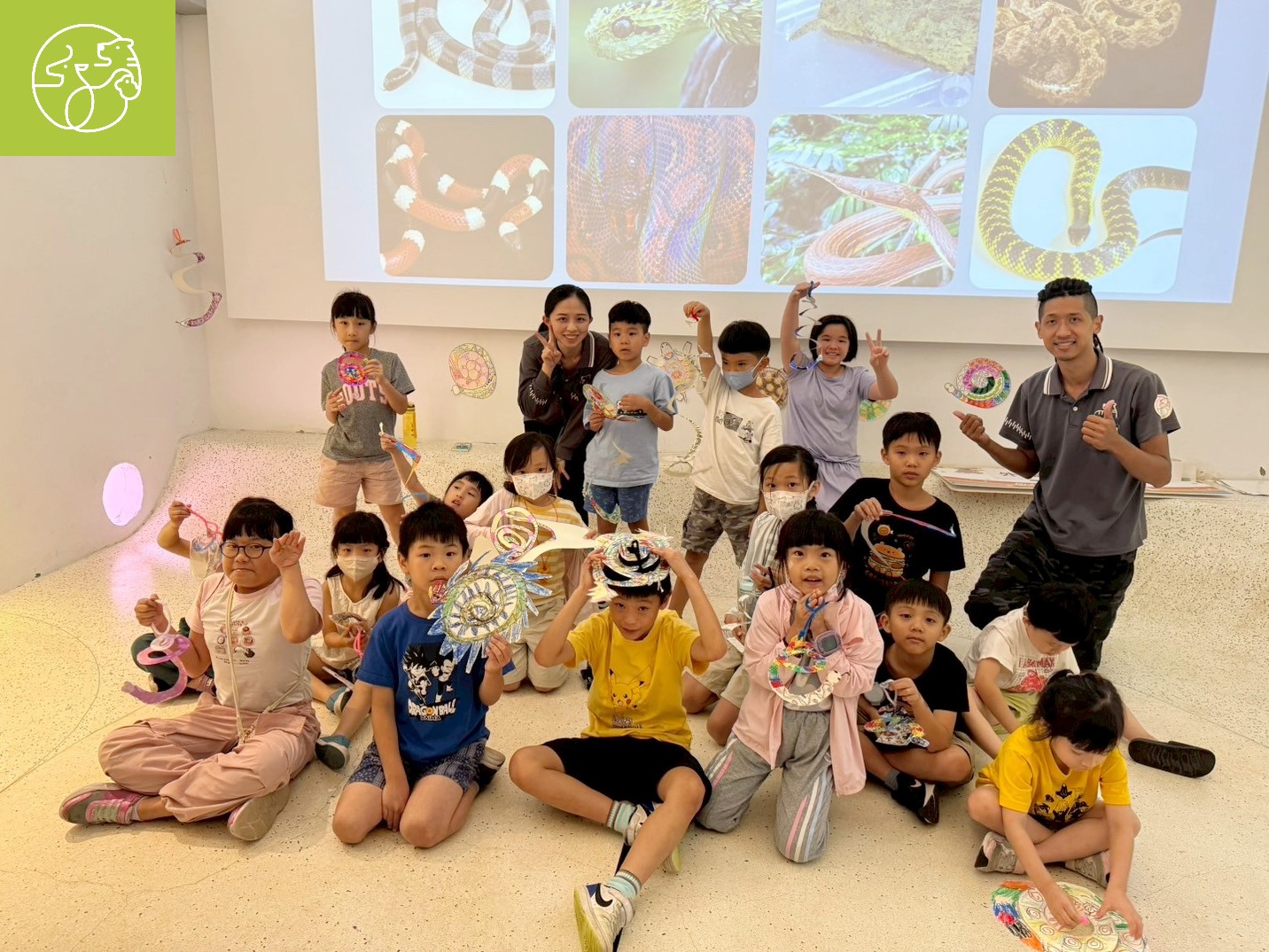 全體與作品合影