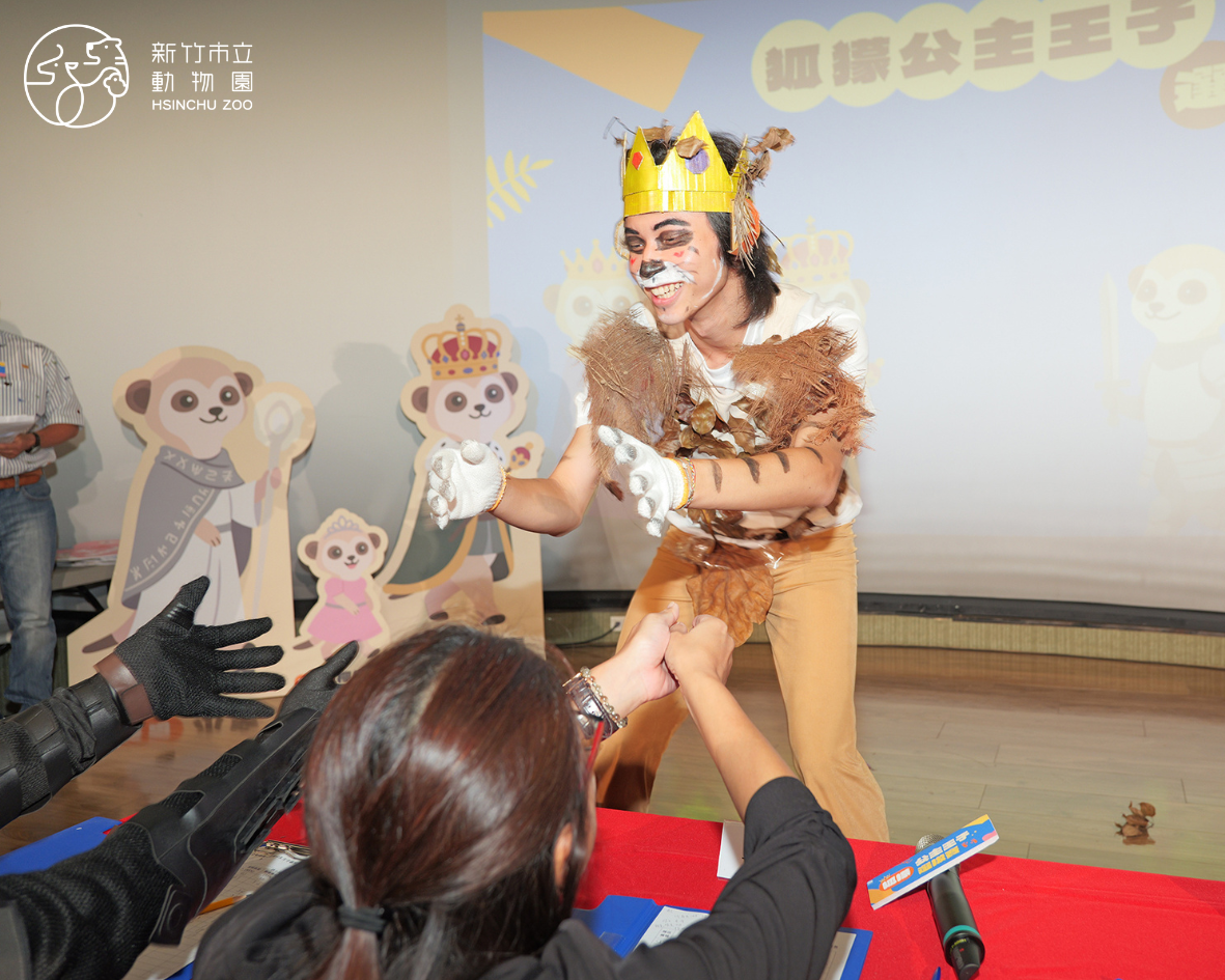 「最萌偶像獎」得主「台灣昆蟲館獨角仙鍬形蟲都有六隻腳皇室遠征部隊」則運用新竹公園落葉及回收瓦楞紙打造變裝造型,搭配生動表演,巧妙呈現狐獴可愛逗趣的生態習性,兼具創意、環保與教育意義。