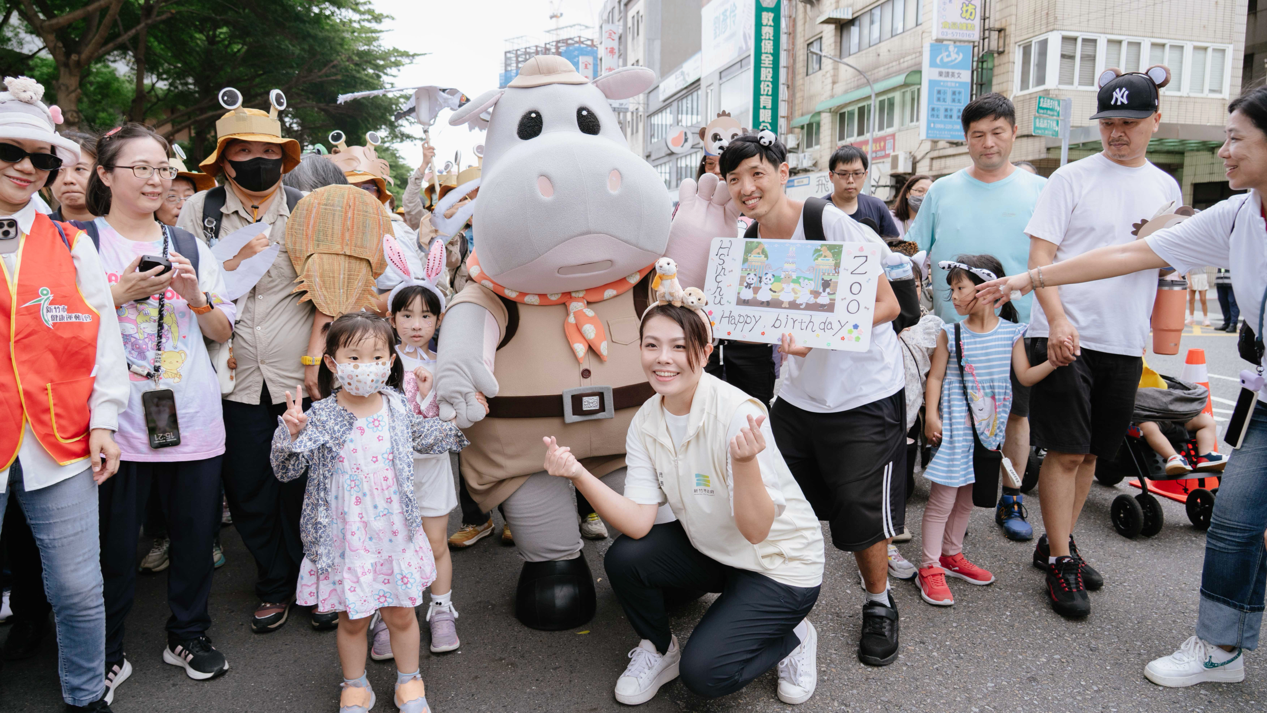 竹市立動物園今(12)日歡慶90週年,盛大舉辦「野性出巡變裝趴」,市長高虹安出席與千位大小朋友一同踩街慶生。