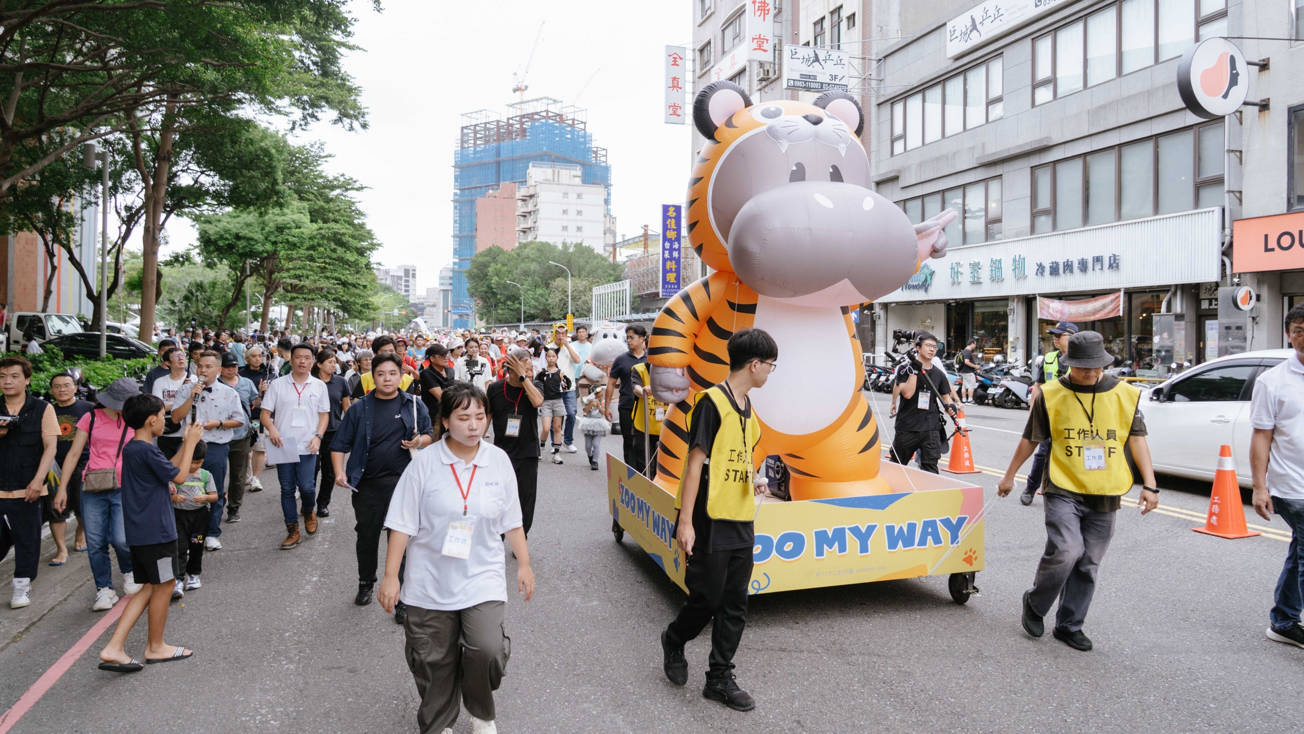 活動開放報名即獲熱烈響應,民眾發揮創意,變裝成河馬、狐獴、長頸鹿等各式動物造型,在動物園周邊街道熱鬧遊行